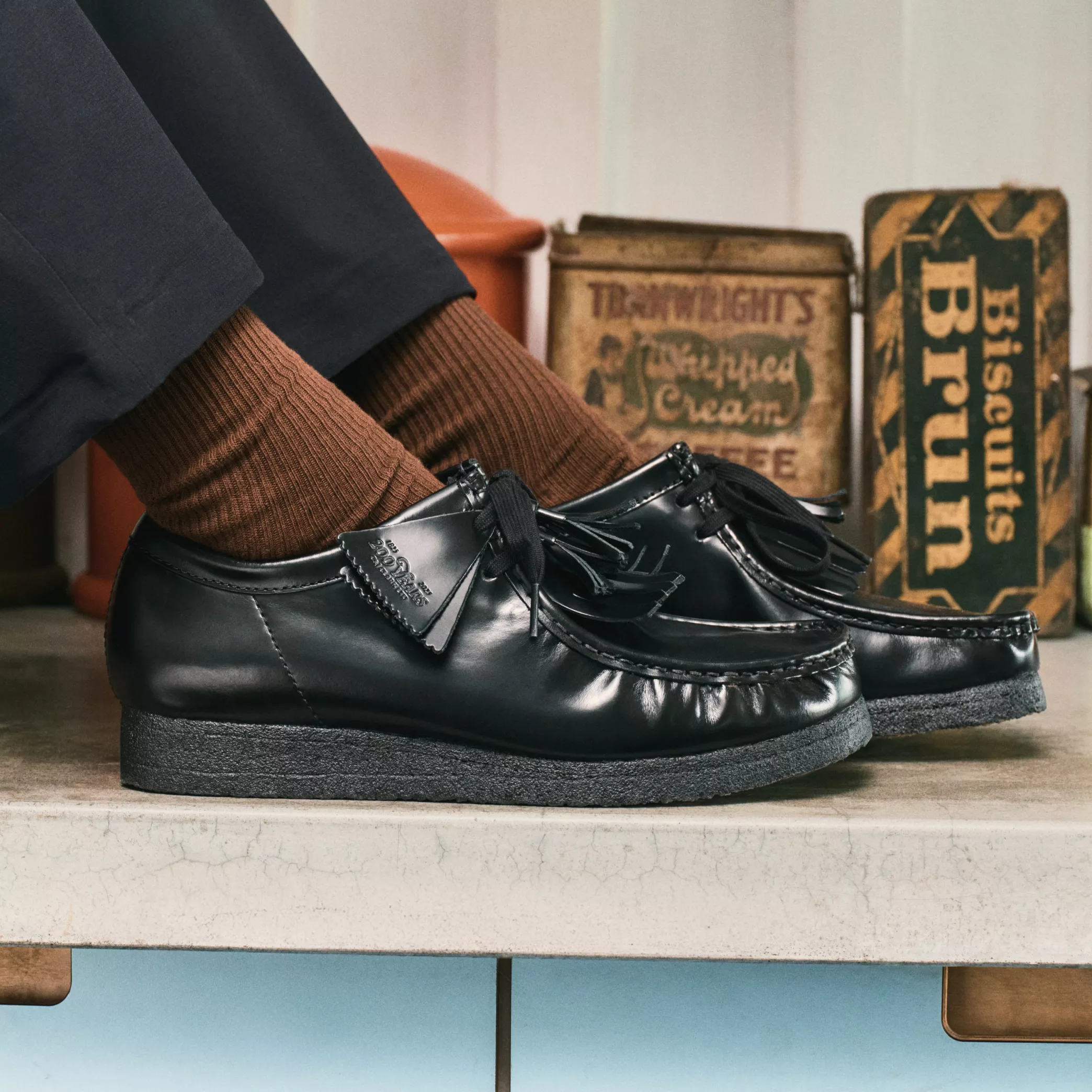 CLARKS Wallabee Black Hi Shine Leather 26183780 - Image 4